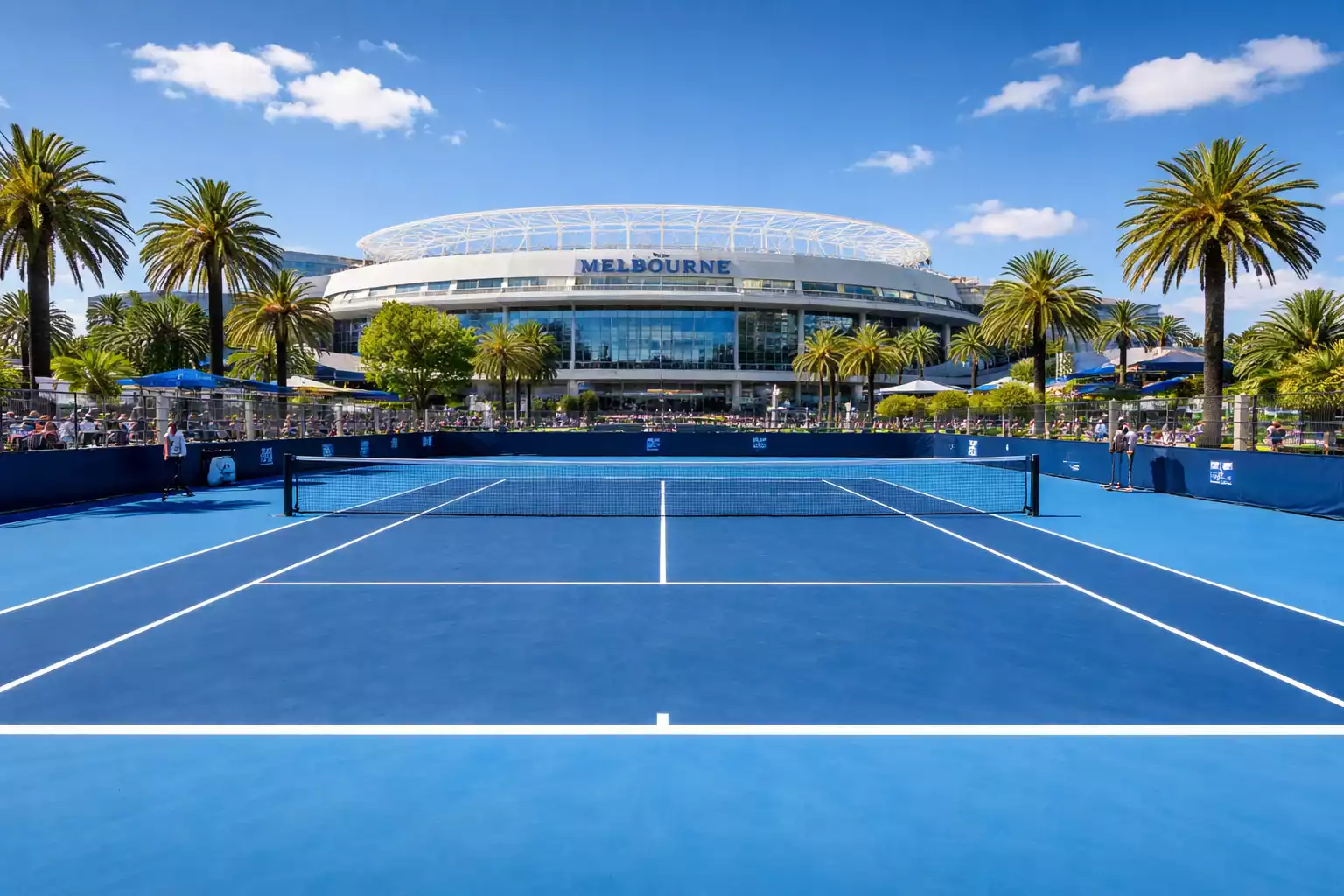 Melbourne Park Tennisanlage an einem heissen australischen Sommertag mit blauem Hartplatz